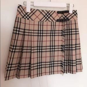 Stunning Burberry pleated skirt - yarn
